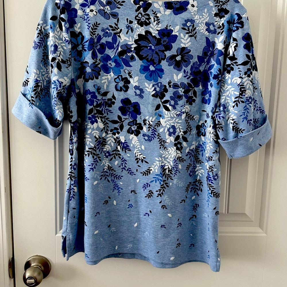 Blue flowered top in cotton jersey. Size Large